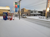奥州市前沢この冬初積雪は17cm  せっせと雪かき！ 2020/12/14 13:09:51