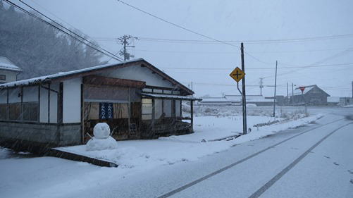 111：駐車場の雪は、そのうち解氷剤で溶かします